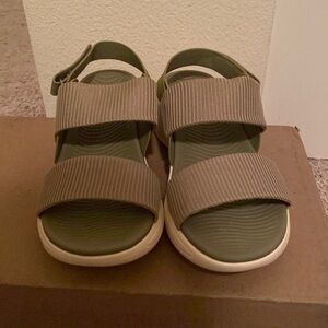 Green color platform shoes with size 6.5